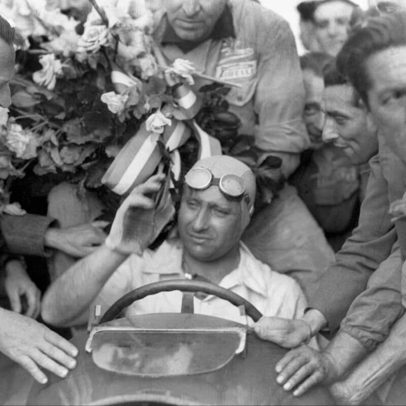 Juan-Manuel-Fangio-salutes-after-winning-1951-European-GP-at-Reims