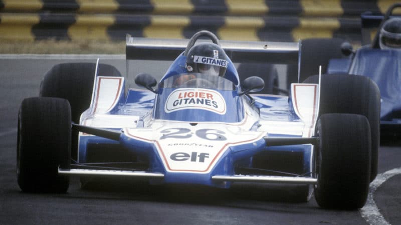 Jacques laffite (Ligier-Ford) leads Jean-Pierre Jarier (Tyrrell-Ford) in the 1979 Argentina Grand Prix in Buenos Aires. Photo: Grand Prix Photo