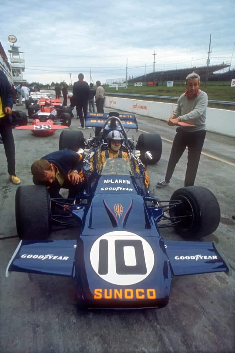 Mark-Donohue-with-Teddy-Mayer-and-his-Penske-McLaren-Ford-in-the-pits-before-the-1971-Canadian-Grand-Prix