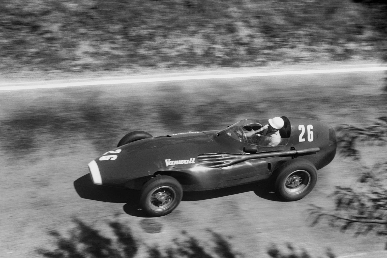 Stirling Moss (Vanwall VW5) on his way to victory at the 1957 Pescara Grand Prix.