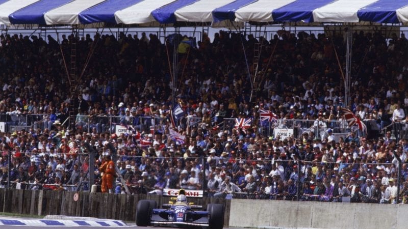 Nigel-Mansell-on-his-way-to-victory-at-Silverstone-in-the-1992-F1-British-Grand-Prix