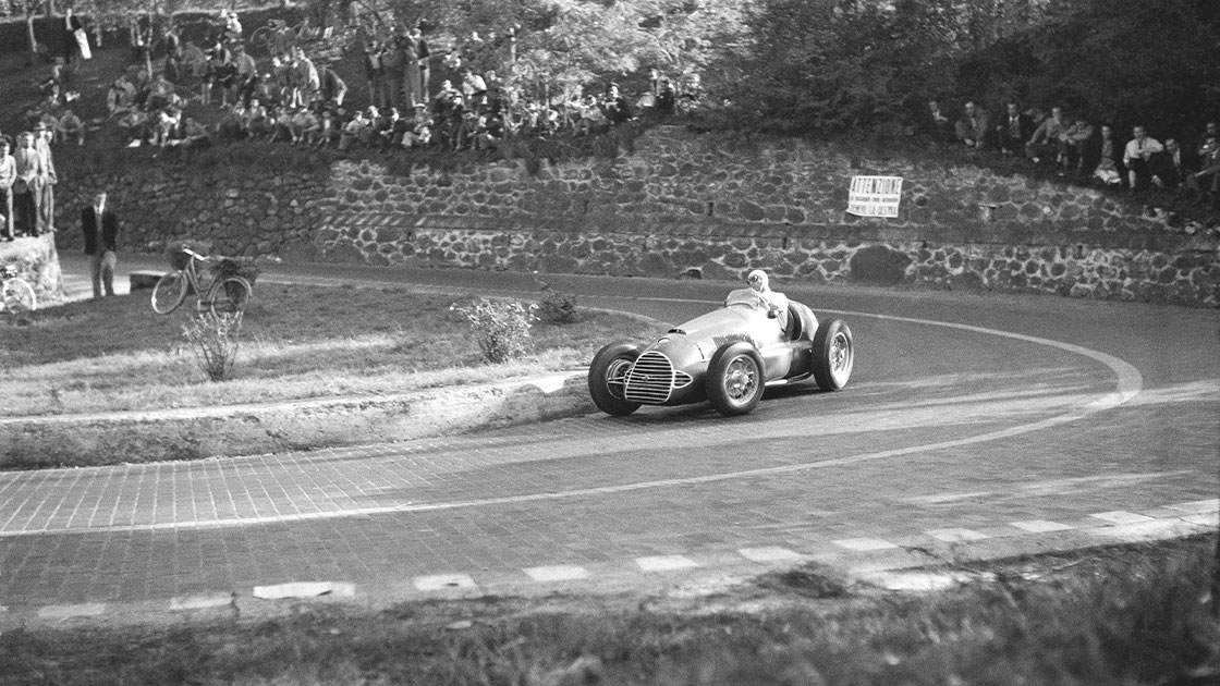 Nino-Farina-with-the-Ferrari-125GP-descends-the-hairpins-leading-back-down-to-the-town-from-the-hills-above-at-the-Circuito-del-Garda,-Salo,-24th-October-1948