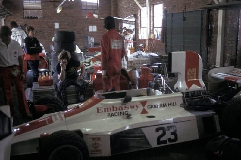 AUTO - F1 1975 - SOUTH AFRICA GP - KYALAMI - PHOTO: DPPI GRAHAM HILL (GBR) / EMBASSY HILL FORD - AMBIANCE - PIT