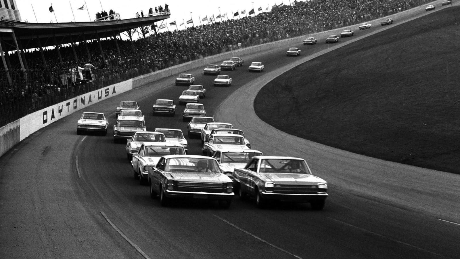 Pack-of-cars-racing-at-Daytona-500-in-1966