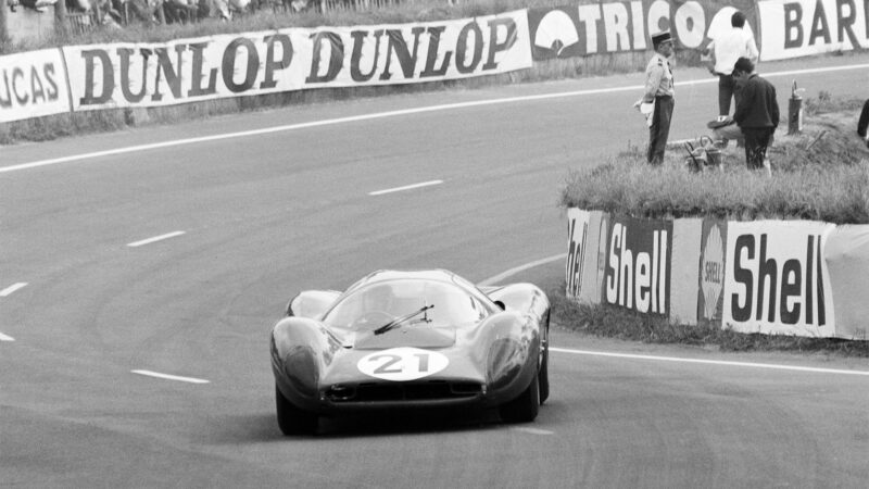 MOTORSPORT - LE MANS 24 HOURS 1967 - PHOTO: DPPI LUDOVICO SCARFIOTTI (ITA) / MIKE PARKES - FERRARI 330 P4 COUPE SPA FERRARI SEFAC - ACTION