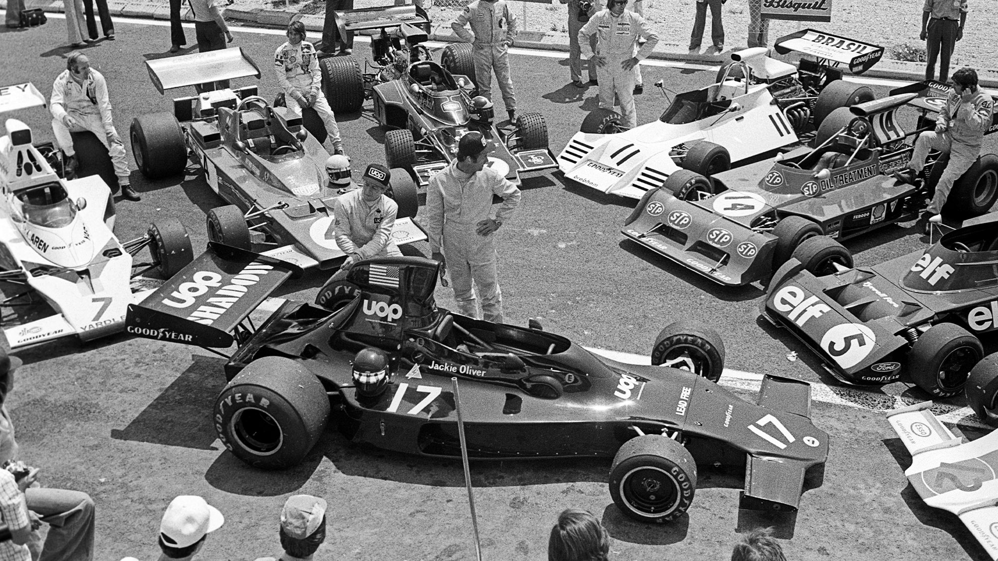 Shadow F1 car and Jackie Oliver at centre of circle of F1 cars