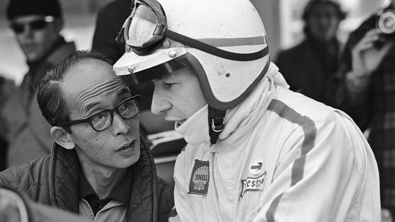 Yoshio Nakamura talks to John Surtees 1t 1968 United States Grand Prix