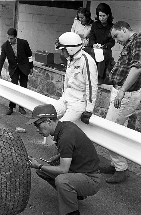 Yoshio Nakamura tightens wheel on Honda RA273 of John Surtees