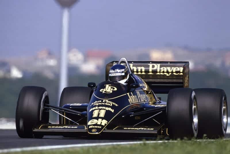 Johnny Dumfries in a Lotus 98T-Renault.
