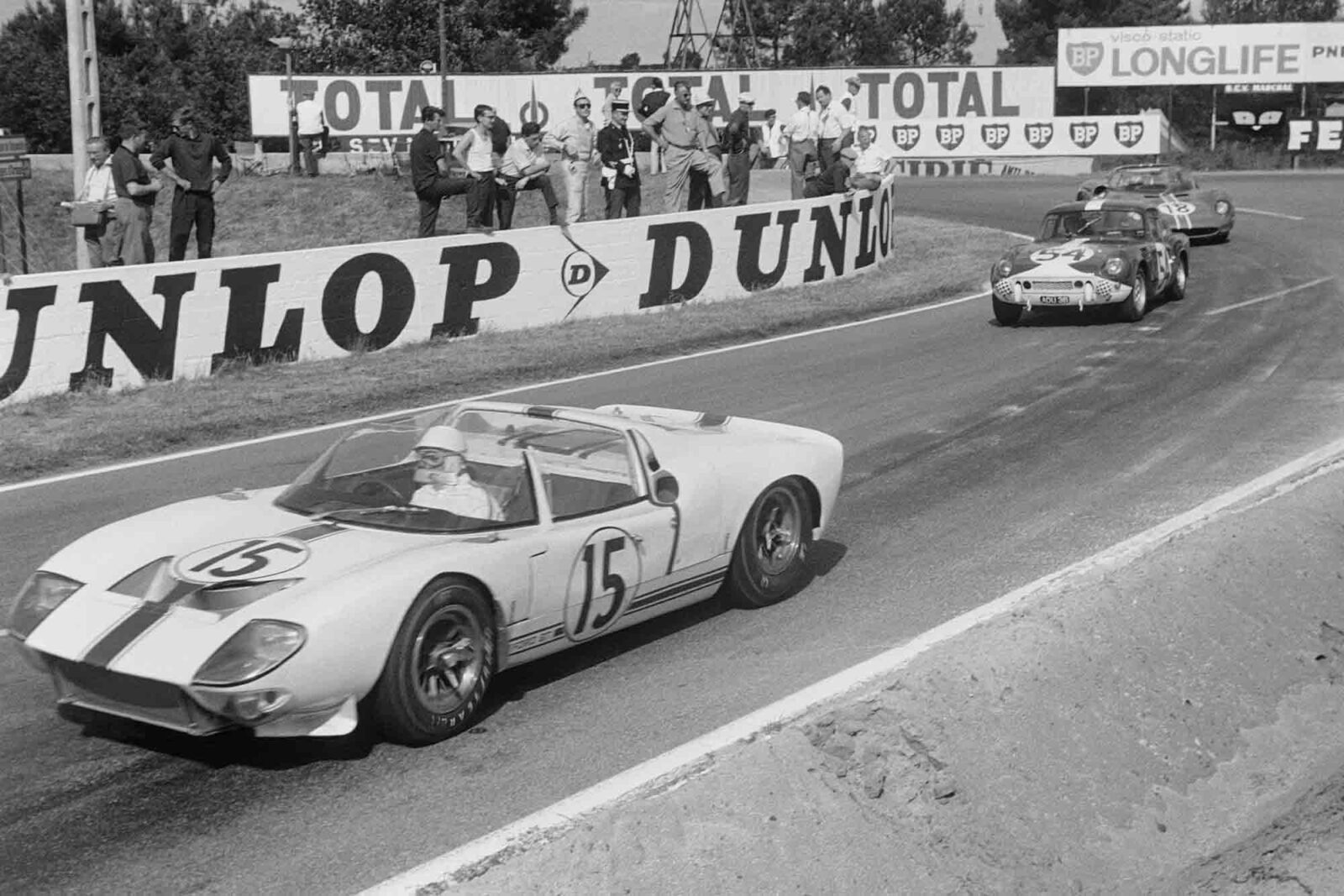 Maurice Trintignant / Guy Ligier, Ford France S.A, Ford GT40 Roadster, leads Claude Dubois / Jean-François Piot, Standard-Triumph Ltd, Triumph Spitfire, and Pedro Rodríguez / Nino Vaccarella, North American Racing Team, Ferrari 365 P1/P2 Spyder at le Mans 1965