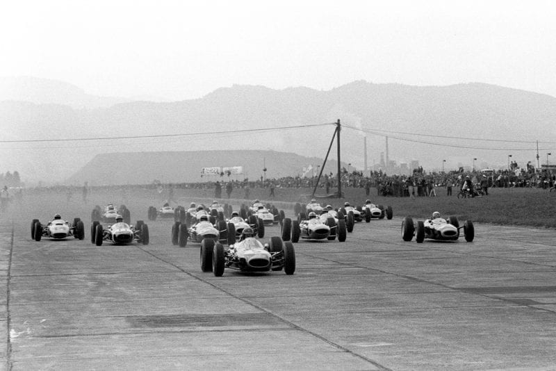 Dan Gurney (Brabham BT7) leads the field at the start.
