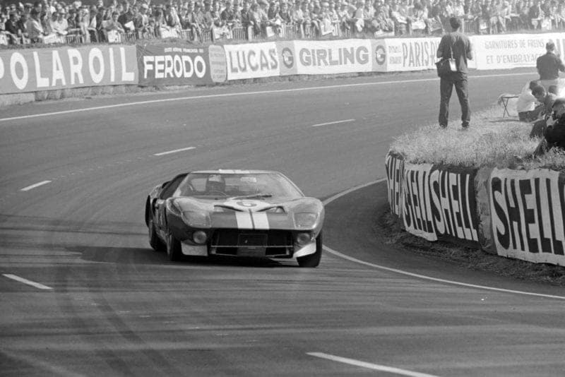 Herbert Müller / Ronnie Bucknum, Scuderia Filipinetti / Shelby-American Inc, Ford GT40 Mk.I at Le Mans 1965