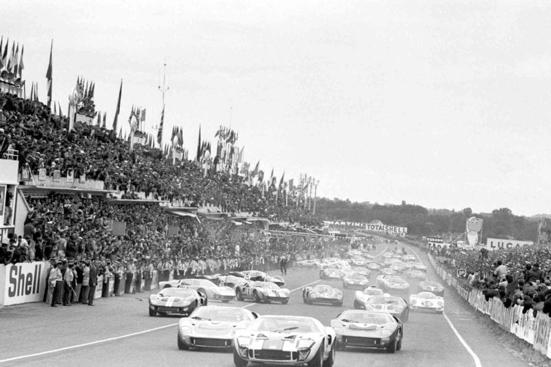 Peter Revson / Skip Scott, Essex Wire Corporation, Ford GT40, leads Ronnie Bucknum / Richard Hutcherson, Holman & Moody, Ford GT40 Mk II, Mark Donohue / Paul Hawkins, Holman & Moody, Ford GT40 Mk II, and the rest of the field at the start of 1966 Le Mans.