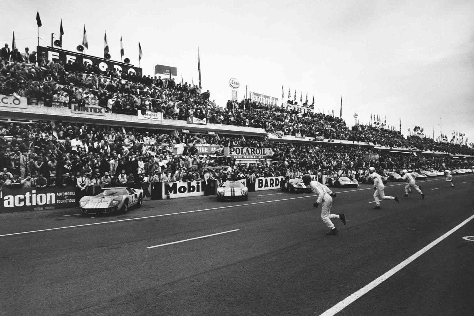 Drivers run to their cars at start of 1966 Le Mans