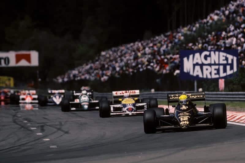 Ayrton Senna (Lotus 98T) leads the field into Kemmel.