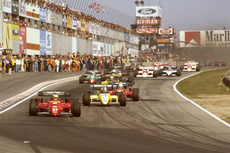 Michele Alboreto (Ferrari 126C4) leads Derek Warwick (Renault RE50) and Rene Arnoux (Ferrari 126C4) at the start.