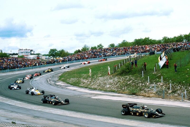 Elio de Angelis (Lotus 95T) leads the start.