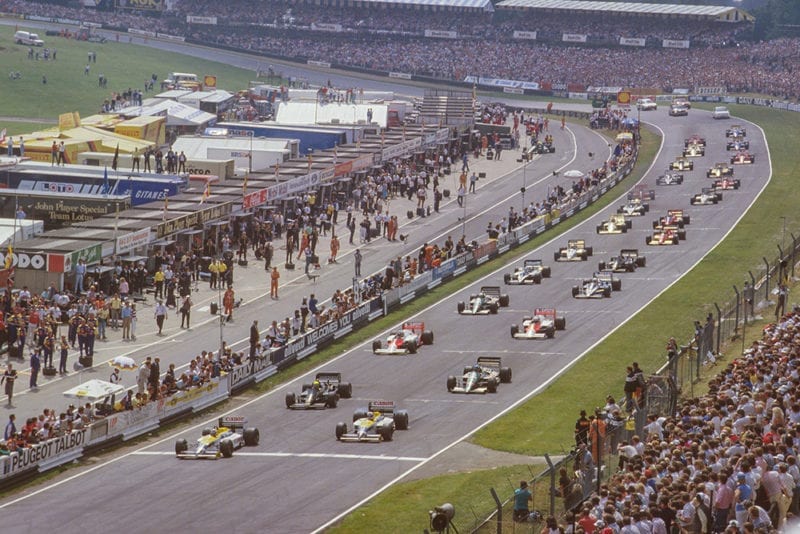 Nelson Piquet leads away from Nigel Mansell (both Williams FW11 Honda's), Ayrton Senna (Lotus 98T Renault) and Gerhard Berger (Benetton B186 BMW) at the start.