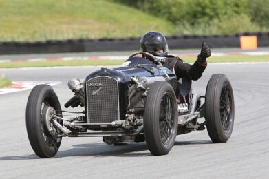 Vintage thriller at Oulton Park
