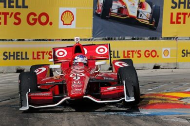 Dixon leads as Franchitti crashes
