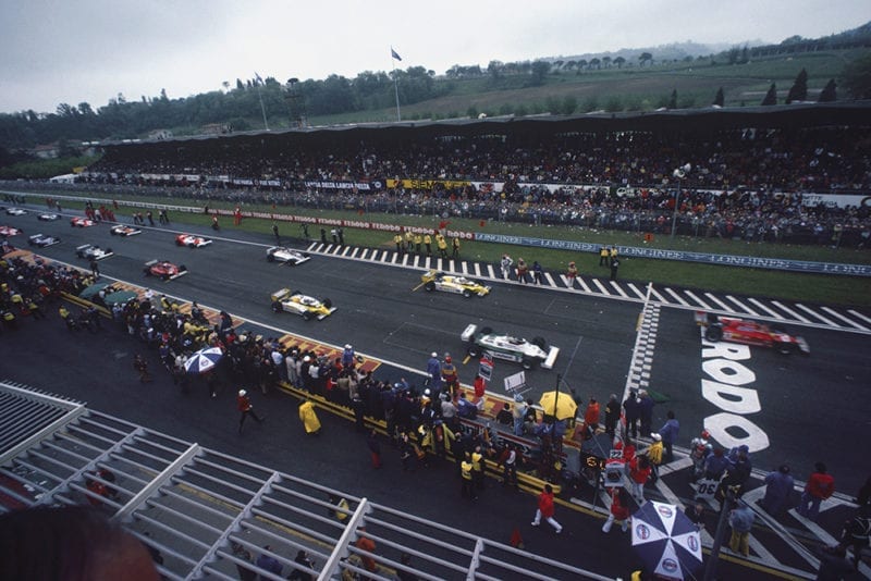 Gilles Villeneuve (Ferrari 126CK) and Carlos Reutemann (Williams FW07C-Ford Cosworth) lead the grid away on the formation lap.