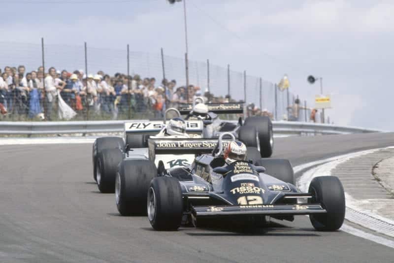 Nigel Mansell (Lotus 87-Ford Cosworth) leads Carlos Reutemann (Williams FW07C-Ford Cosworth) and Elio de Angelis (Lotus 87-Ford Cosworth).