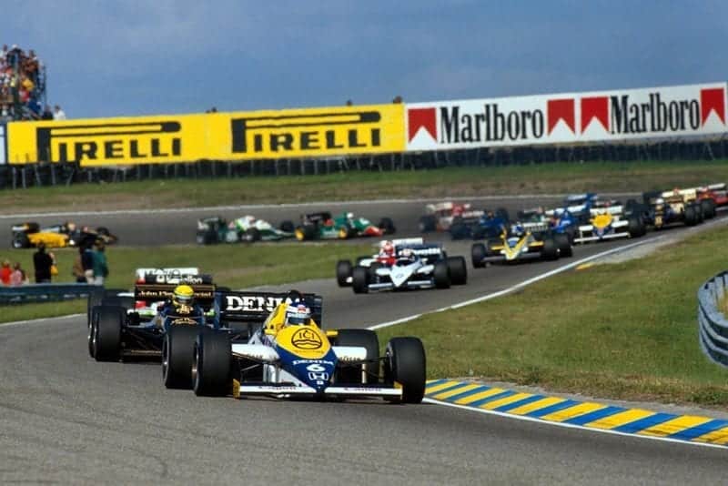 Keke Rosberg (Williams FW10) leads the field at the start of the race.