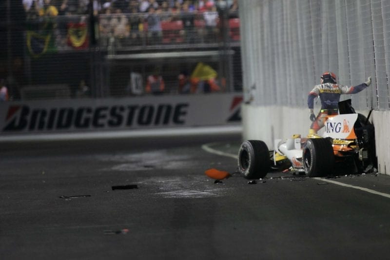 Nelson Piquet crashes his Renault at 2008 Singapore Grand Prix