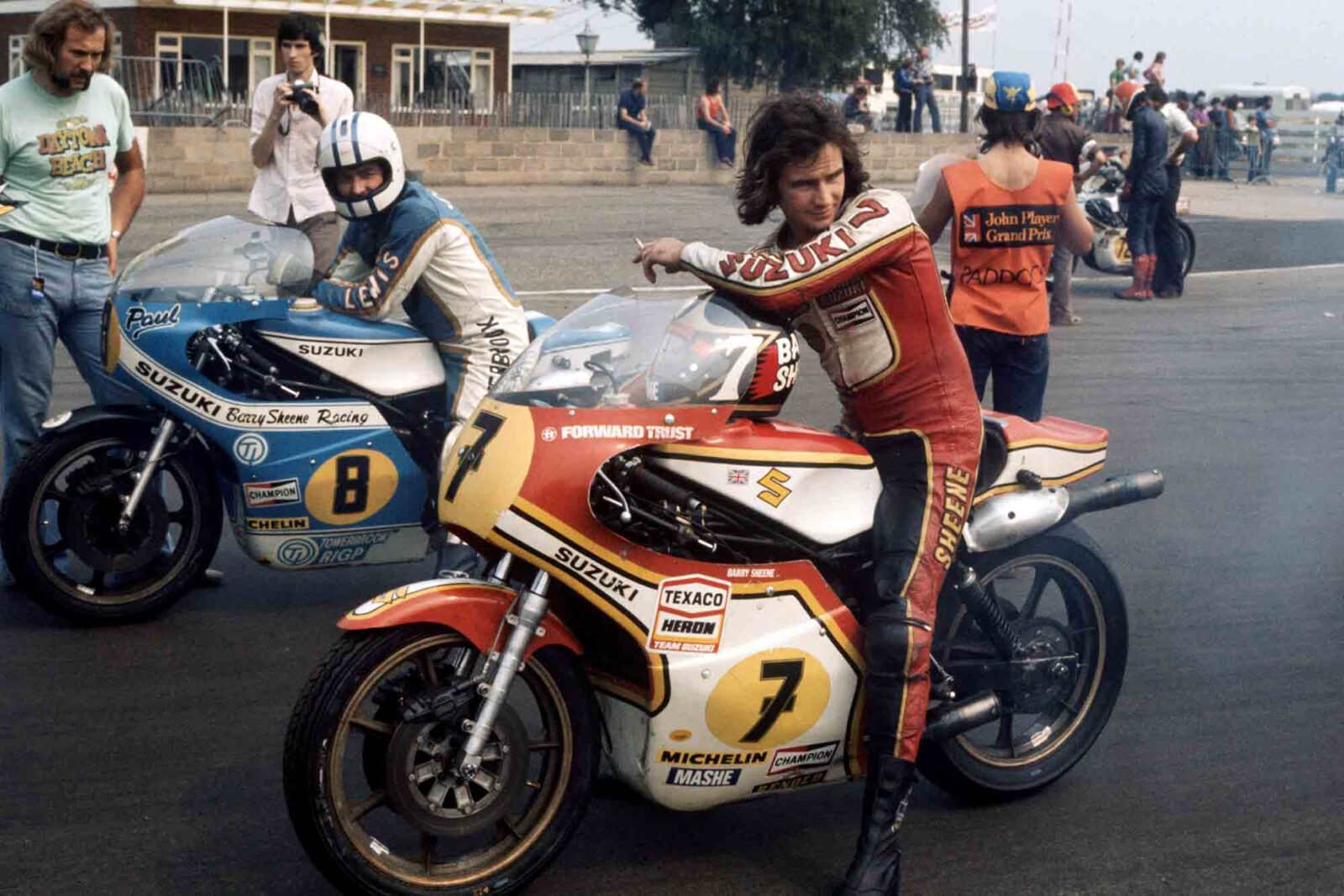 Barry Sheene (Team Heron/Suzuki RG500) with Paul Smart (Barry Sheene Racing/Suzuki RG500). Silverstone, England. 14th - 15th August.