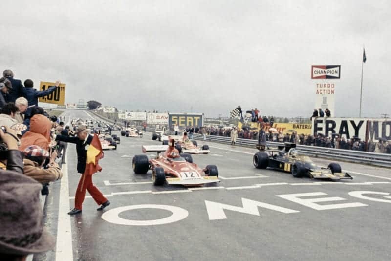 The cars leave the grid at the start of the 1974 Spanish Grand Prix, Jarama.