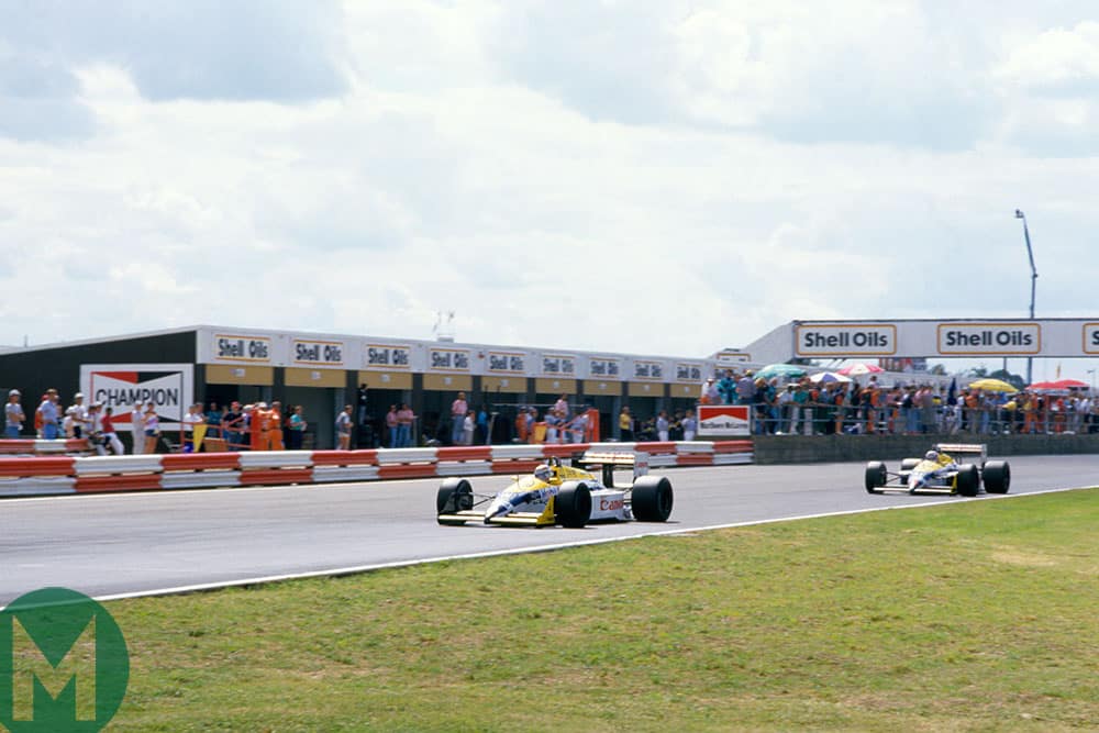 Nigel Mansell catches Nelson Piquet at the 187 British Grand Prix