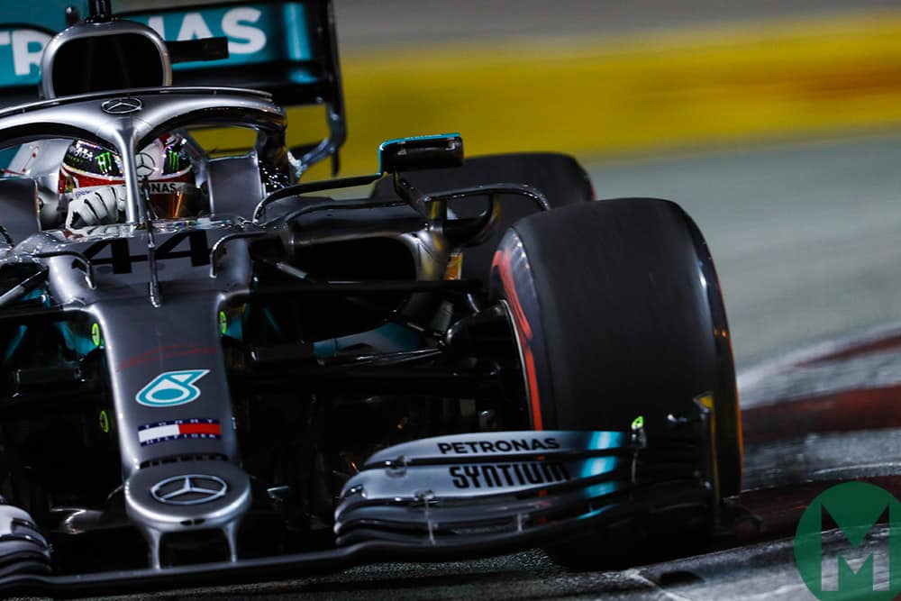Lewis Hamilton cornering during qualifying for the 2019 F1 Singapore Grand Prix