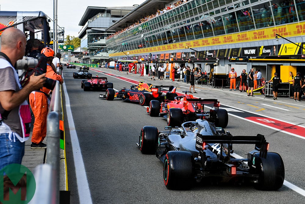 Cars queue along the pitlane to start their final last-minute run during qualifying for the 2019 Italian Grand Prix