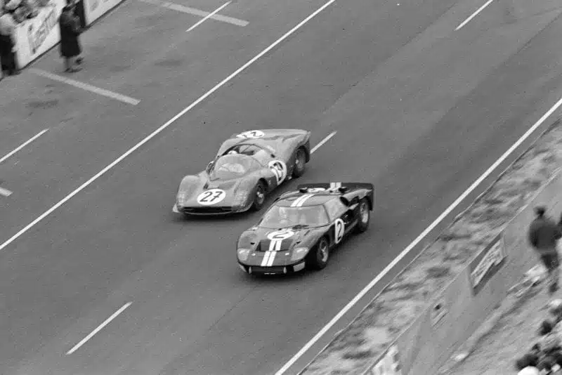 Histórica foto de los autos Ford y Ferrari en Le Mans