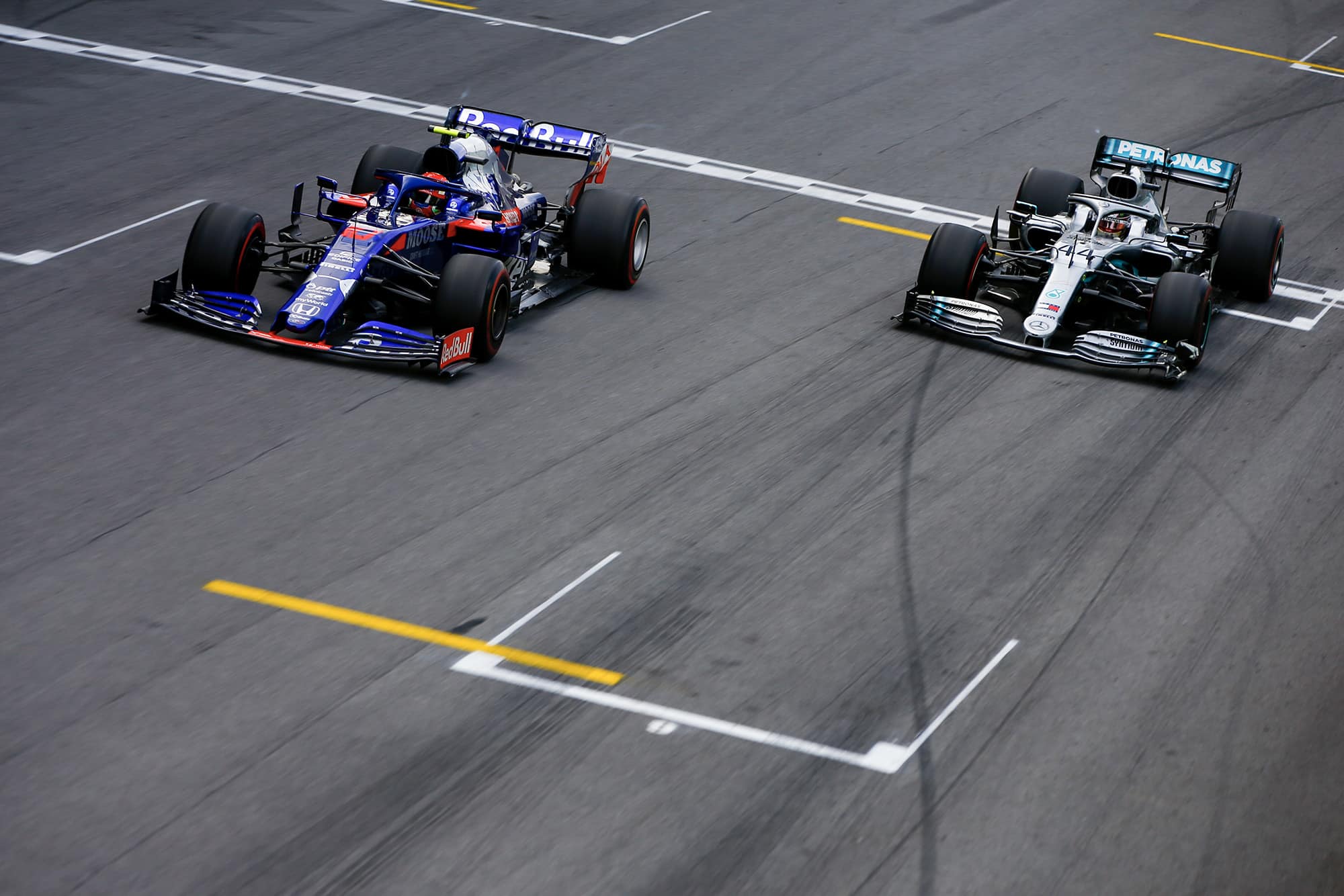 Gasly and Hamilton virtually side by side at the finish of the 2019 Brazilian Grand Prix
