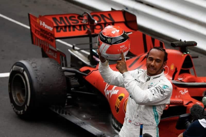Lewis Hamilton points at his red Niki Lauda helmet in tribute to the three-time world champion