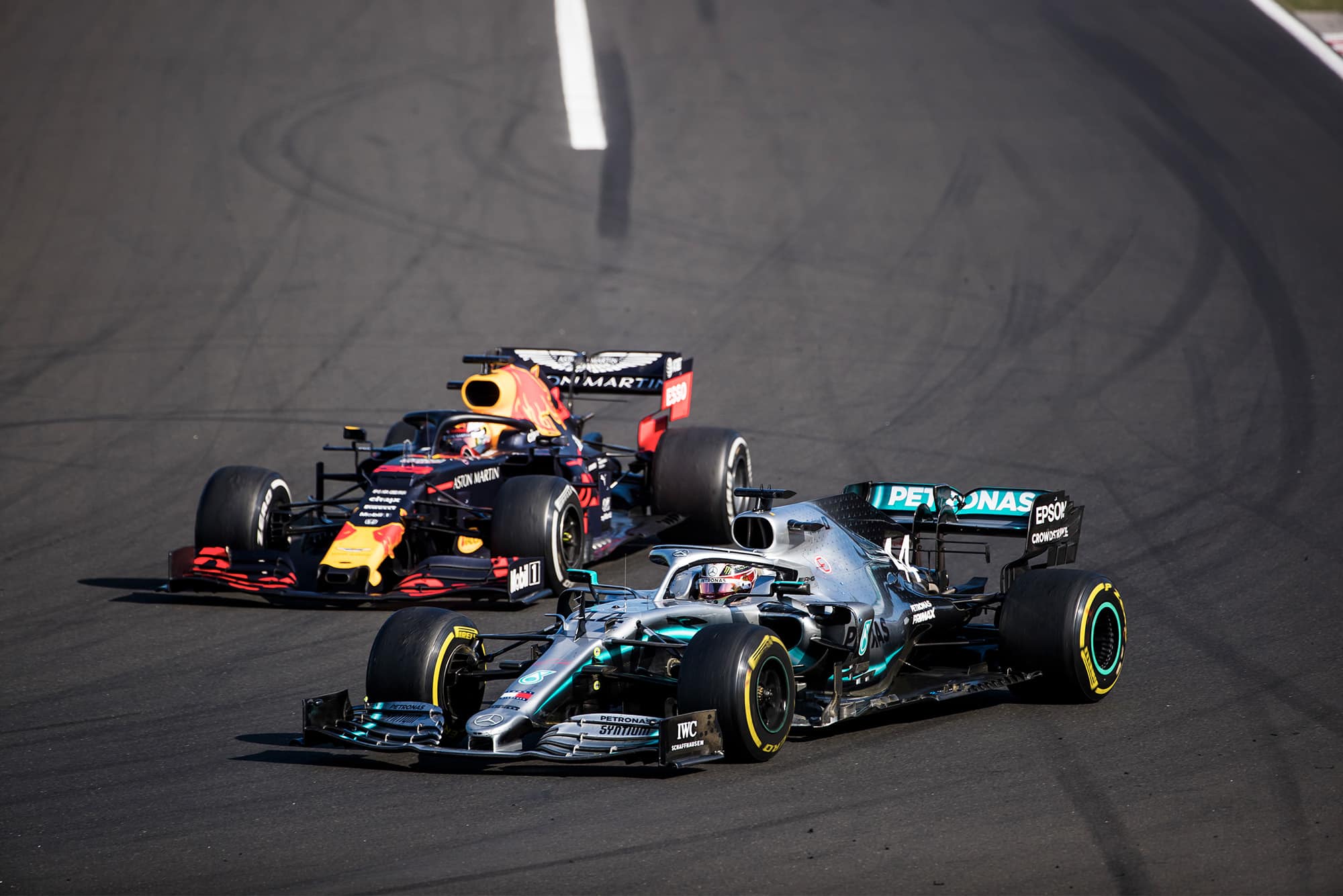 Lewis Hamilton overtakes Max Verstappen for the lead of the Hungarian Grand Prix