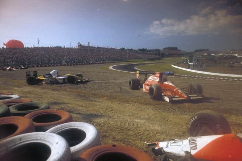 Crashed cars litter the side of the track after the first corner crash at the 1990 Japanese Grand Prix