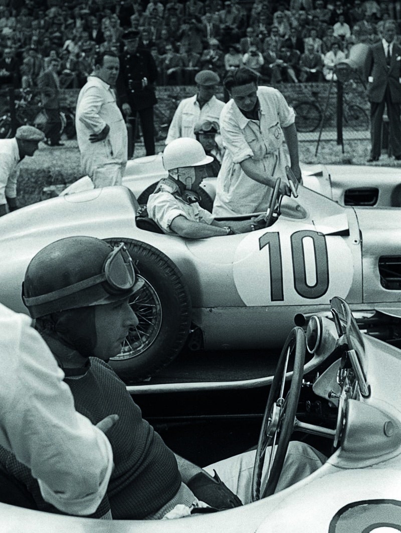 Stirling-Moss-alongside-Juan-Manuel-Fangio-in-the-1955-Dutch-Grand-Prix
