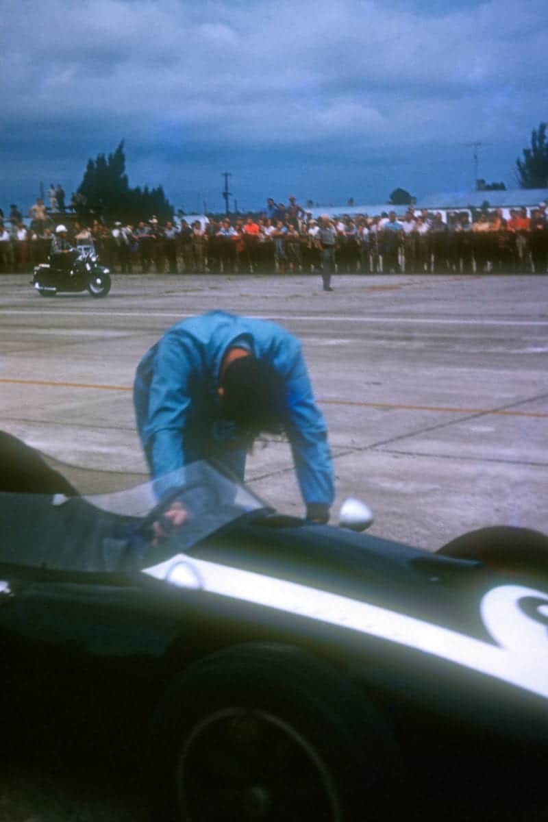 Jack-Brabham-pushing-his-car-over-the-line-in-the-1959-United-States-Granbd-Prix-at-Sebring