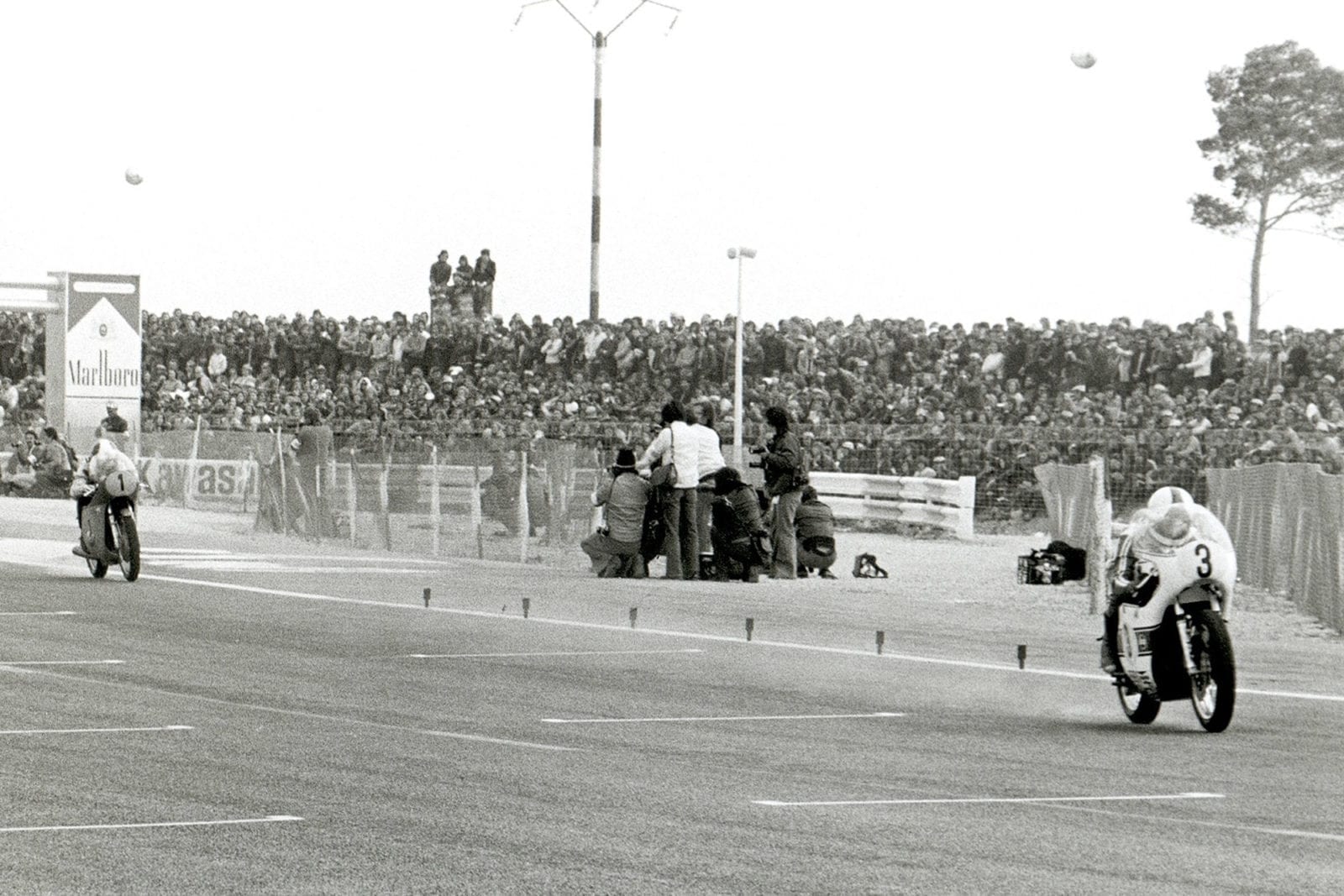Saarinen races away from Phil Read’s MV at the season-opening French GP, four weeks before Monza