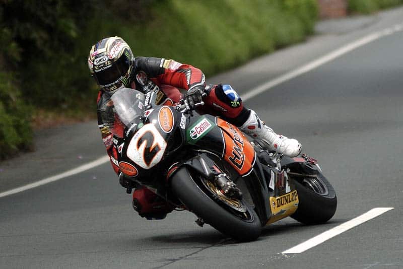 John McGuinness into The Nook at the 2009 Isle of Man TT