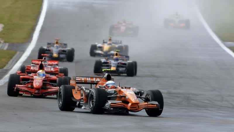 Markus Winkelhock leads in a Spyker ahead of Felipe Massa at the 2007 European F1 Grand Prix at the Nurburgring
