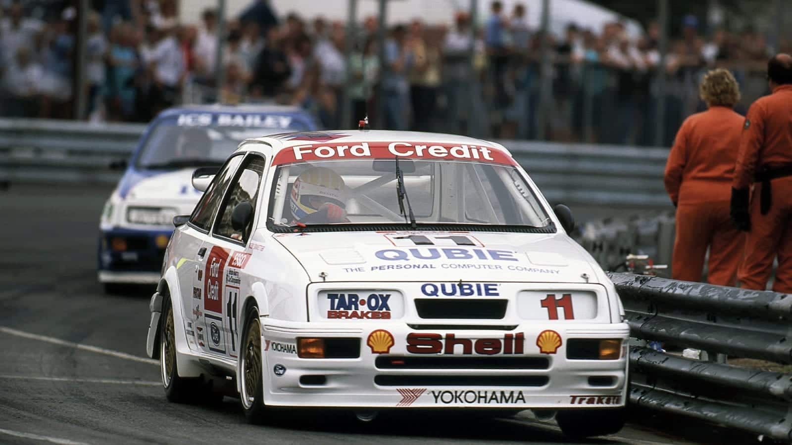 Rob Gravett in his Trakstar Cosworth RS500 leading Andy Rouse in the 1990 Birmingham Superprix