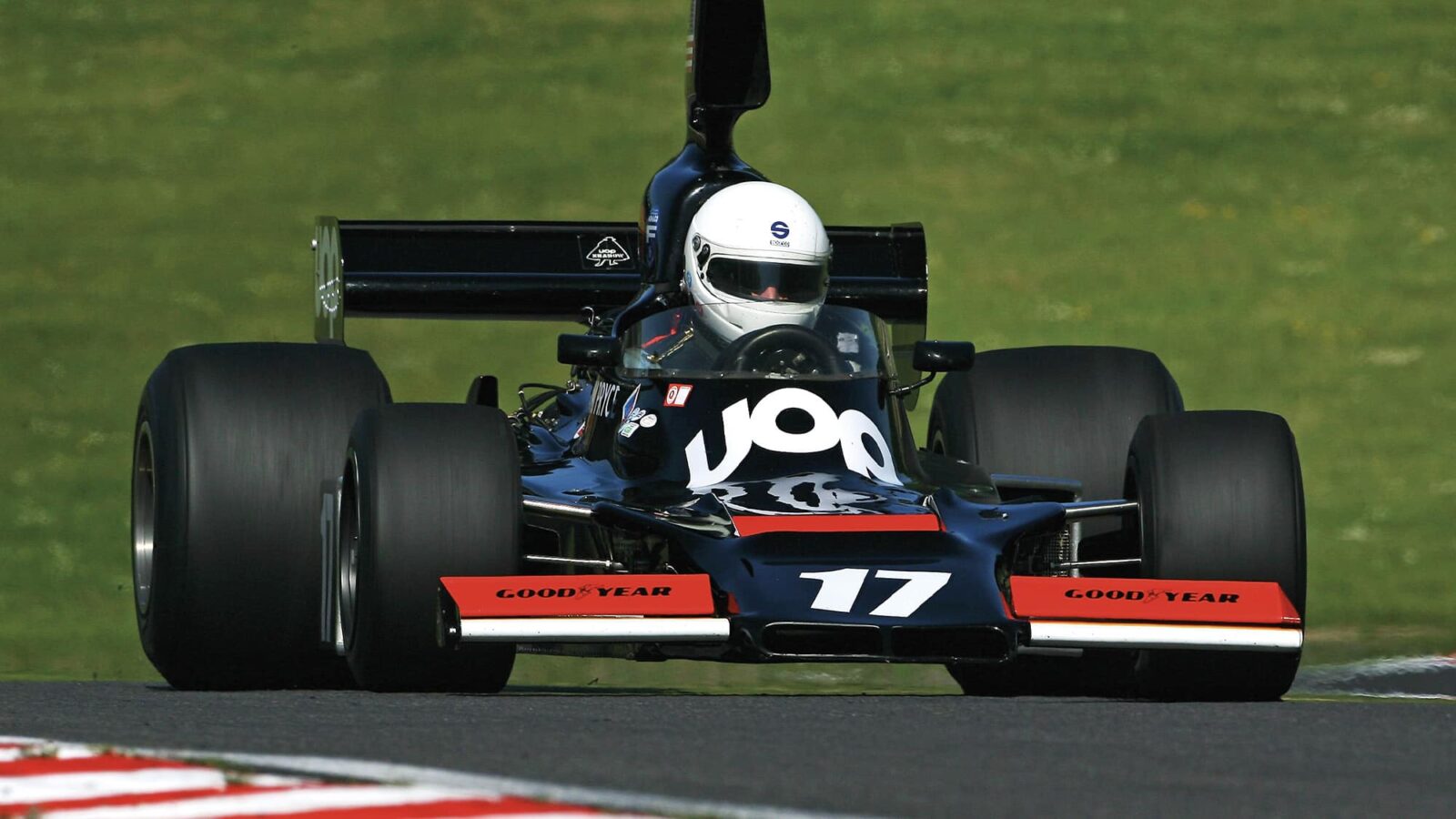 Shadow DN5 in a historic race