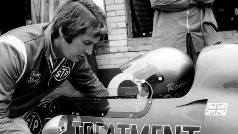 Robin Herd speaks to Ronnie Peterson at Silverstone during the 1971 F1 British Grand Prix weekend