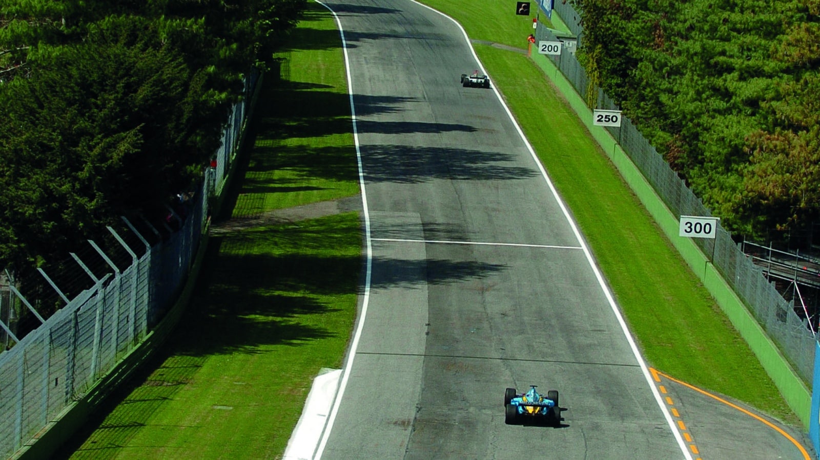 Fernando-Alonsos-Renault-on-track-at-Imola-in-the-2004-F1-San-Marino-Grand-Prix