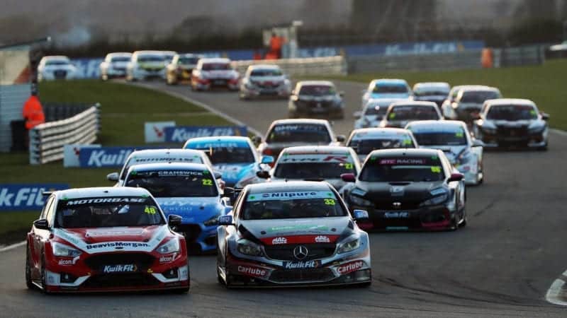 Jackson and Morgan side by side at the start of the thrid Snetterton race in the 2020 BTCC round