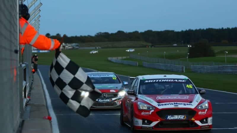 Jackson leads Morgan to the chequered flag in the final Snetterton race og the 2020 BTCC round