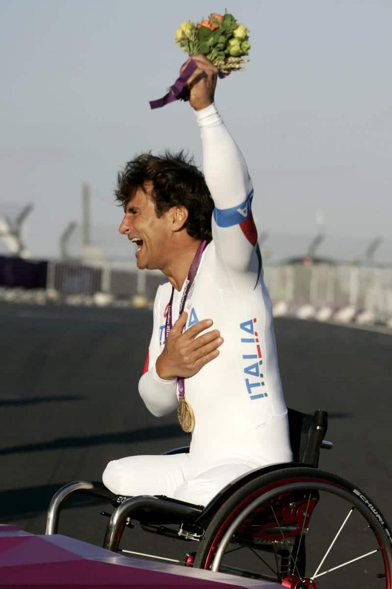 Alex-Zanardi-celebrates-winning-a-gold-medal-at-Brands-Hatch-during-the-London-2012-Olympic-games